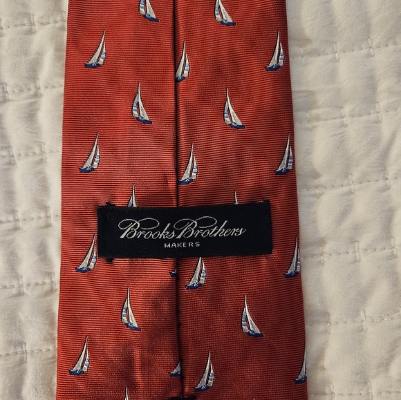 Brooks Brothers Red Sail Boat Tie 100% Silk - Picture 2 of 3